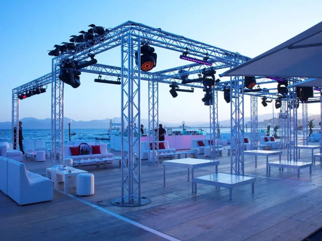 Set up - évènement extérieur- projecteur et structures